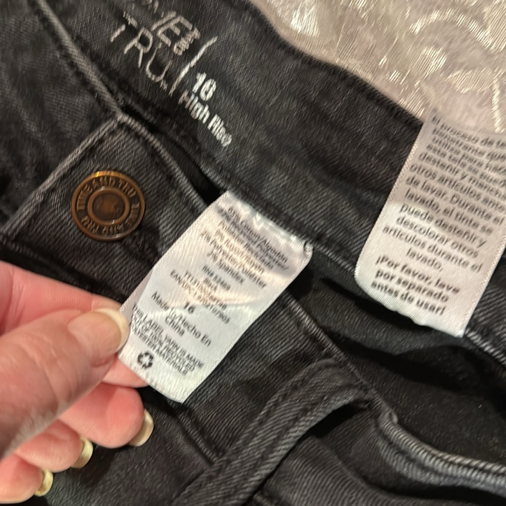 377. Time and Tru Black Ankle Cropped Jeans Size 16 - Picture 6 of 8
